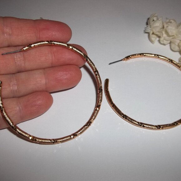 2 1/2 Inch Gold Hoop Earrings Costume Jewelry Oversized Fashion Accessory C876 - Picture 4 of 4